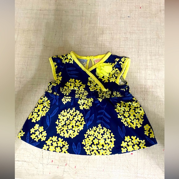 Oshkosh Other - Oshkosh genuine baby 0 to 3 months 100% cotton with a yellow flower
